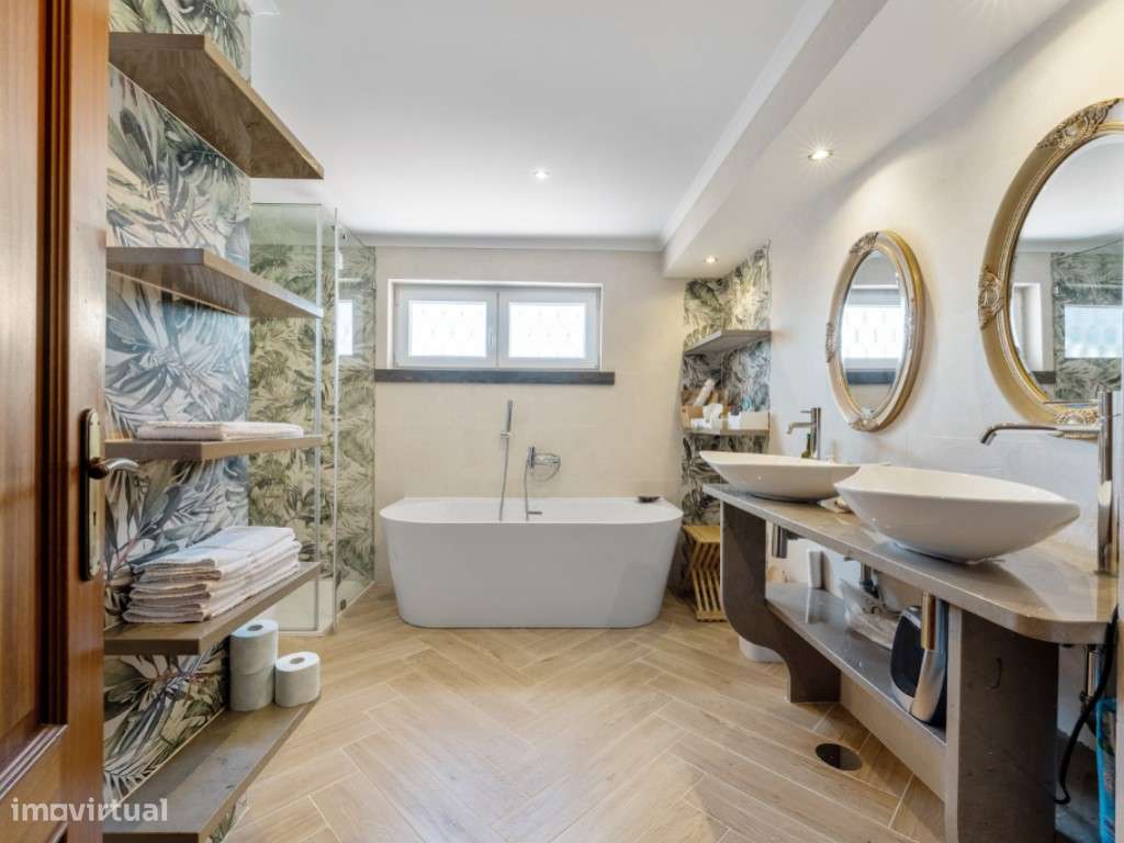 Moradia Isolada com 3 pisos, piscina, court de ténis-20