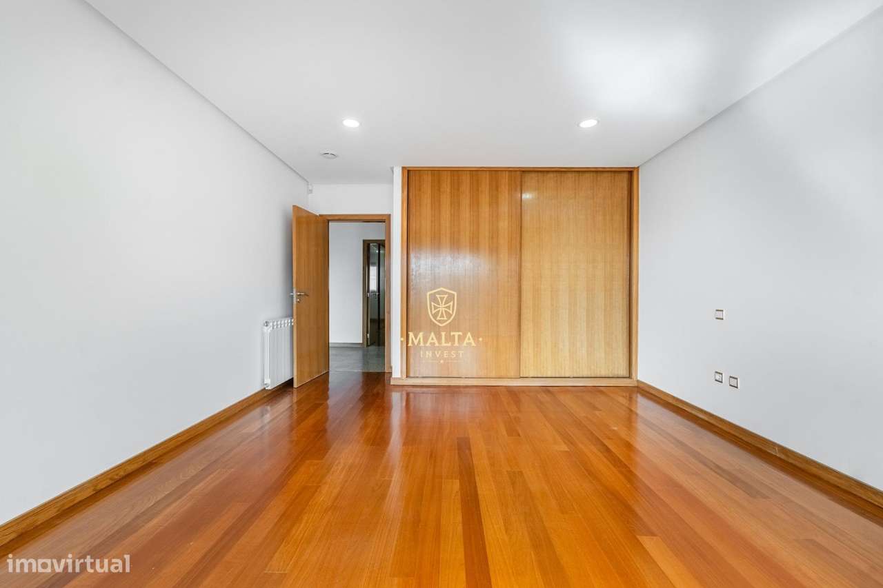 Moradia de Sonho na zona da Falperra!-33