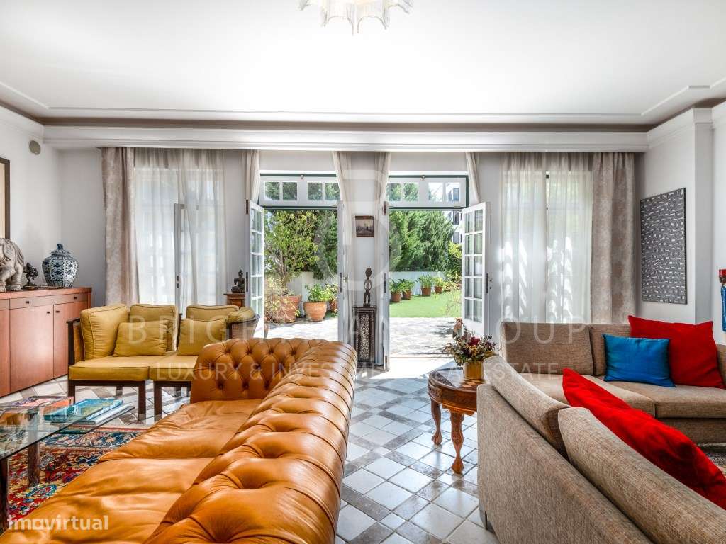 Moradia T5 com piscina em zona histórica da Parede-7