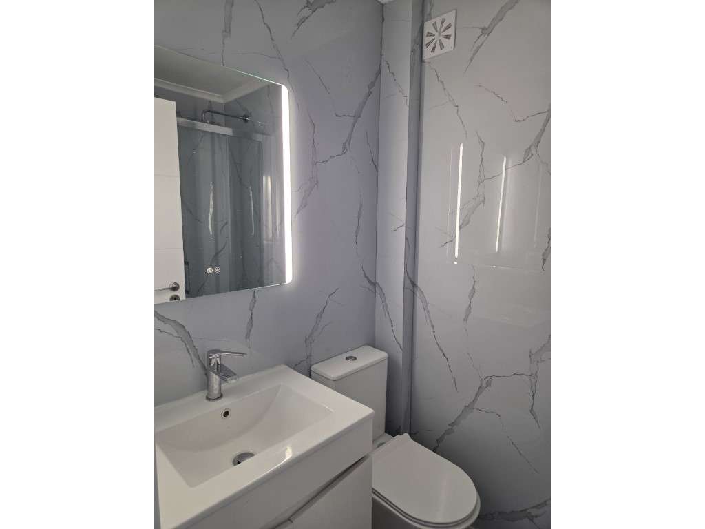 Apartamento T2 renovado em Benfica-15