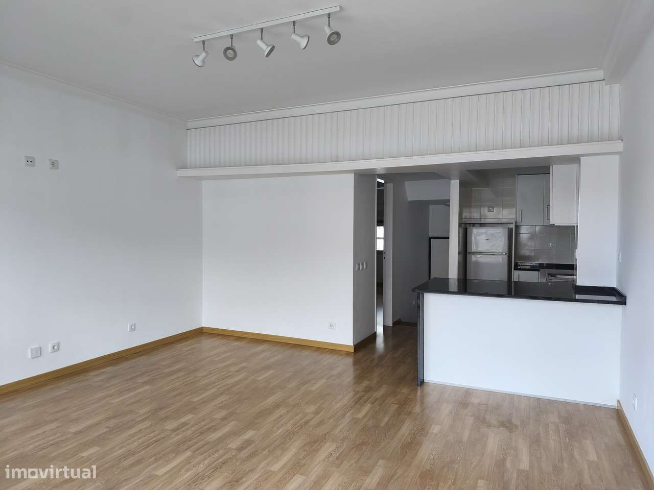 T1 Av. Columbano Bordalo Pinheiro, bem conservado, cozinha equipada. - Grande imagem: 3/28