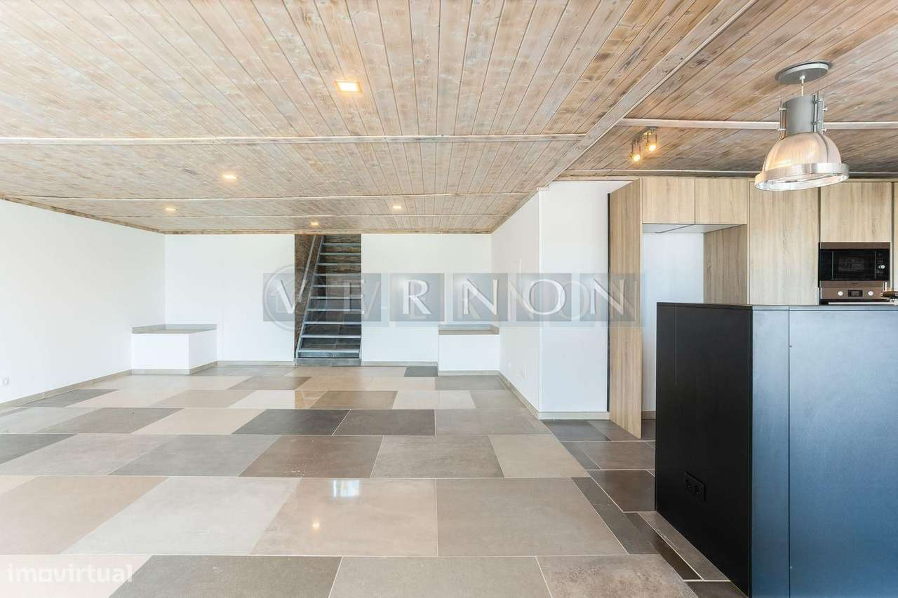 Moradia Renovada T4 com Vista Rio Arade, Piscina e 2.450 m² de Terreno-28