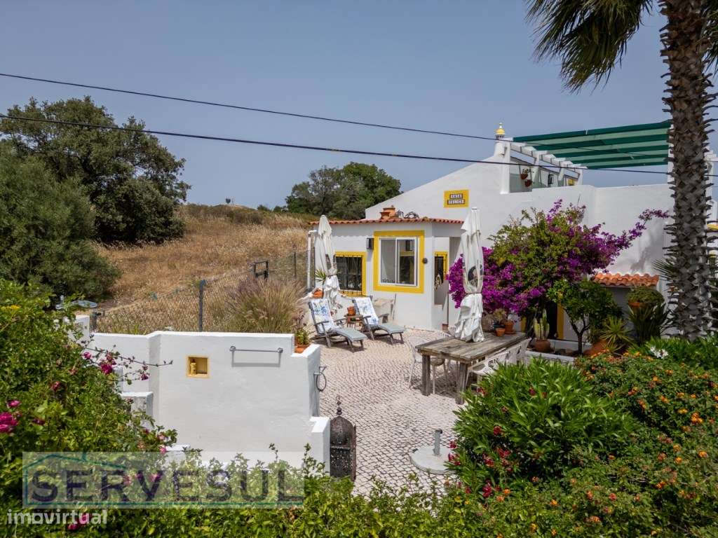 Charmosa moradia de 2 quartos de 121 m², inserida num terreno com 2...-55