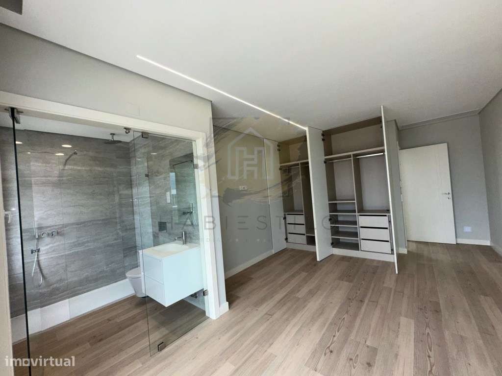 Moradia V4 com excelentes acabamentos-34