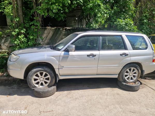 Dezmembrez Subaru Forester 2007 2.0 benzina gri - 2