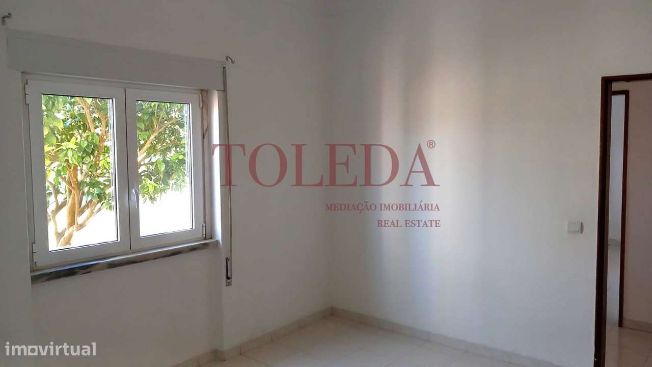 Moradia Bifamiliar com 2 T3 em Vialonga-20