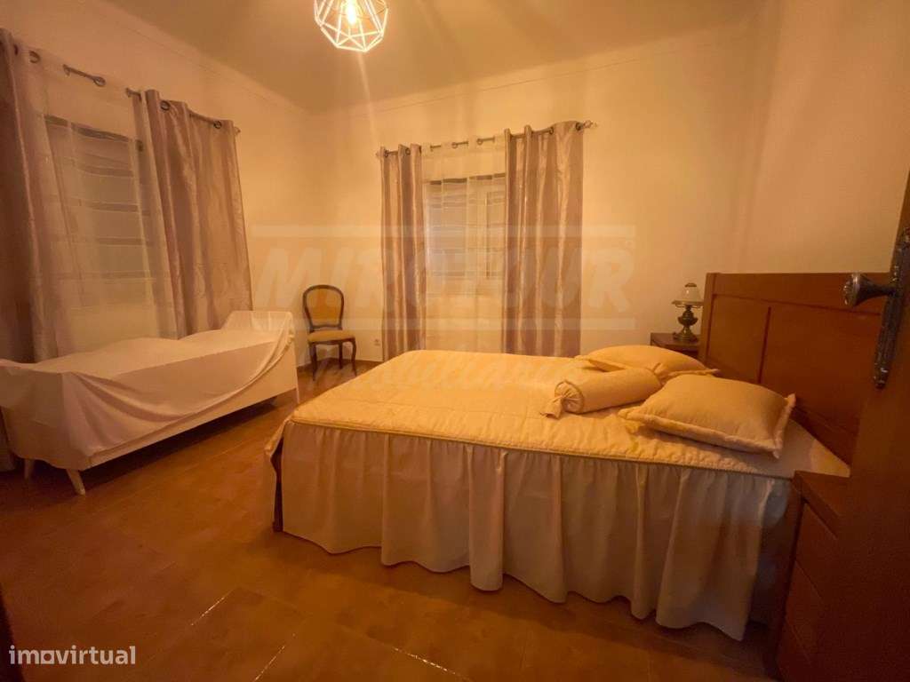 Moradia T4+3 com garagem, terraço e logradouro nas Ermidas-Sado-20