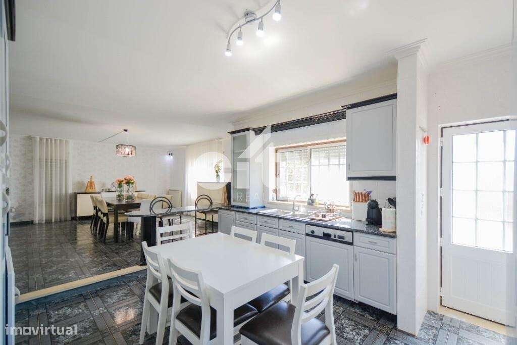 MORADIA T4  COM GARAGEM, LOTE -700 m2, ÁREA DE CONSTRUÇÃO 363 m2-6