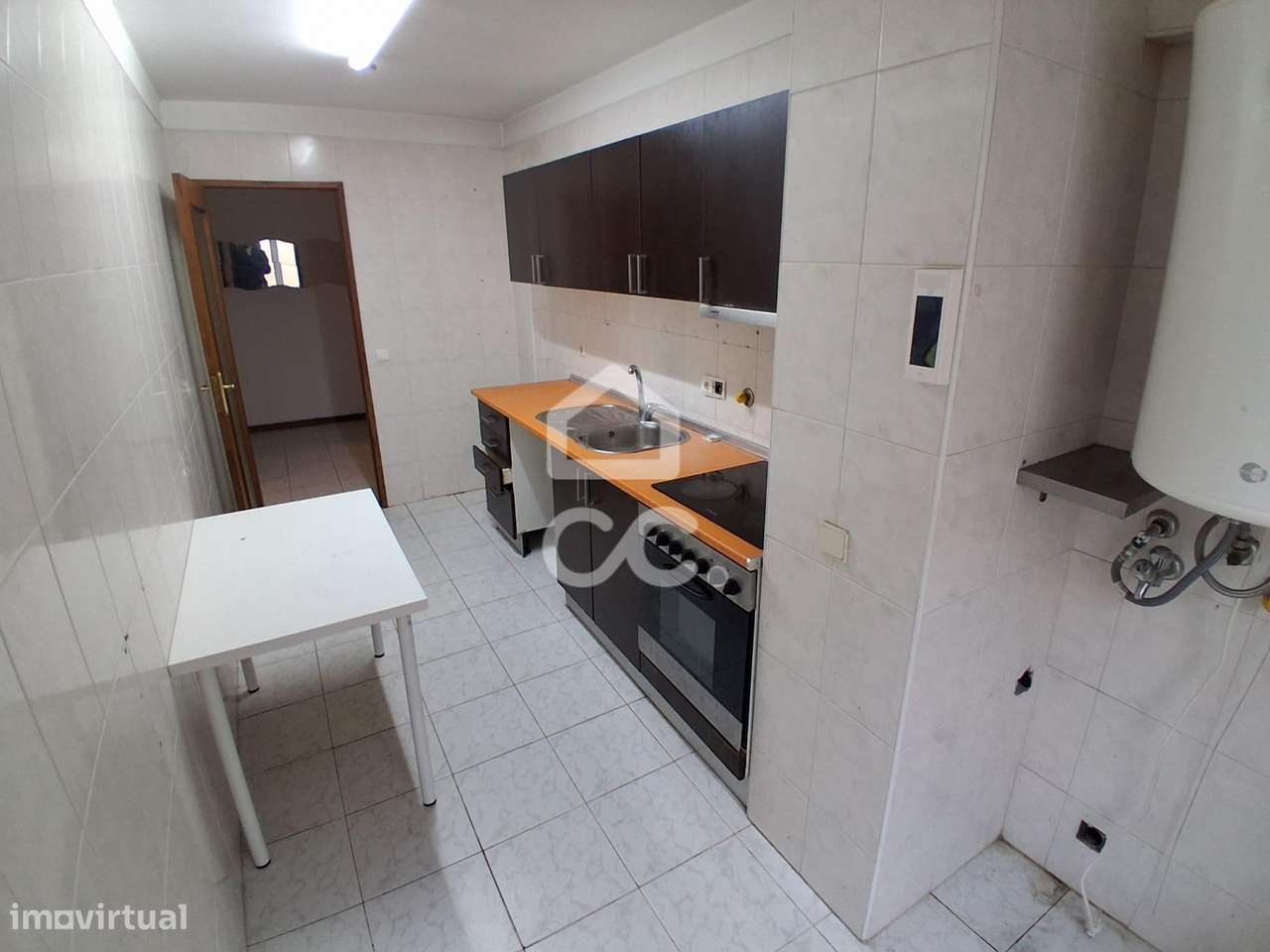 Apartamento T3 em fase de início de renovação total, com Lugar de gar-8