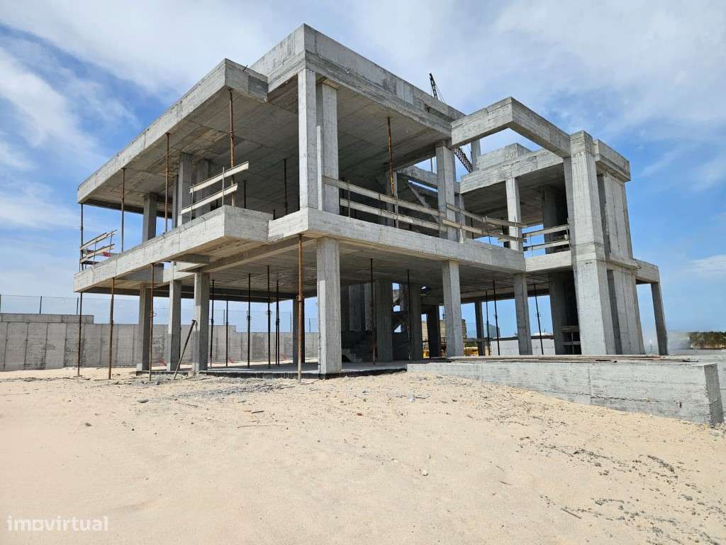 Moradia isolada com piscina apenas a 400 m da praia-10