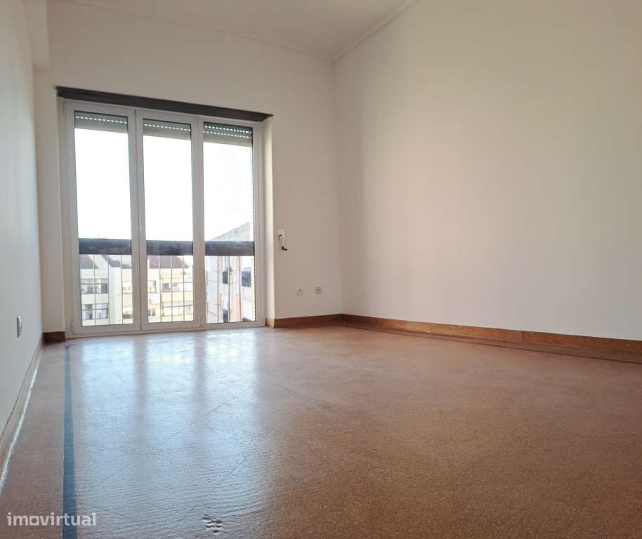 T1 com cozinha equipada. Vidros duplos. Elevador - Grande imagem: 5/12