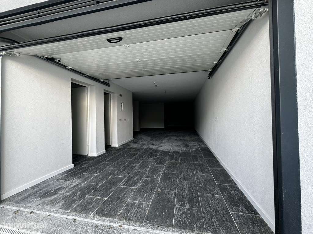 Moradia com 3 Suites, Garagem, Logradouro, Churrasqueira e Piscina-28