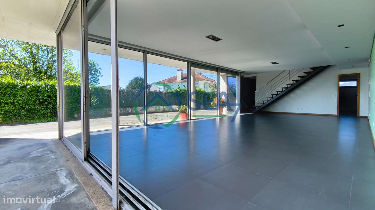 Moradia T6 com grande terreno, Meadela-11