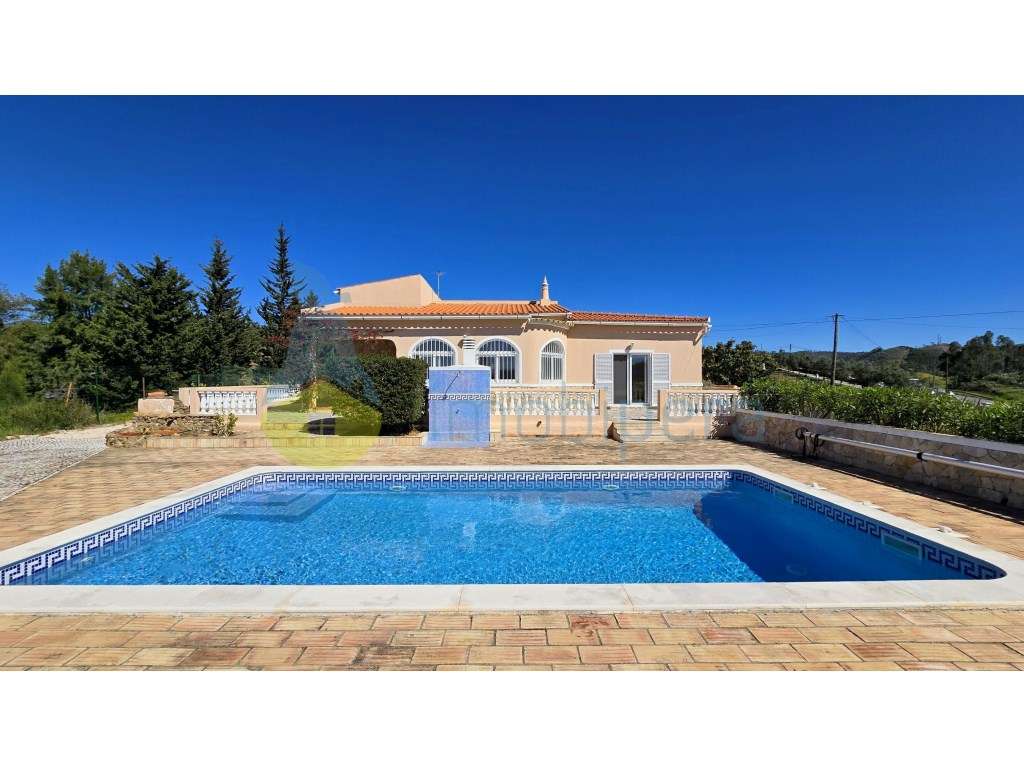 Moradia V4 com piscina e uma vista deslumbrante-46