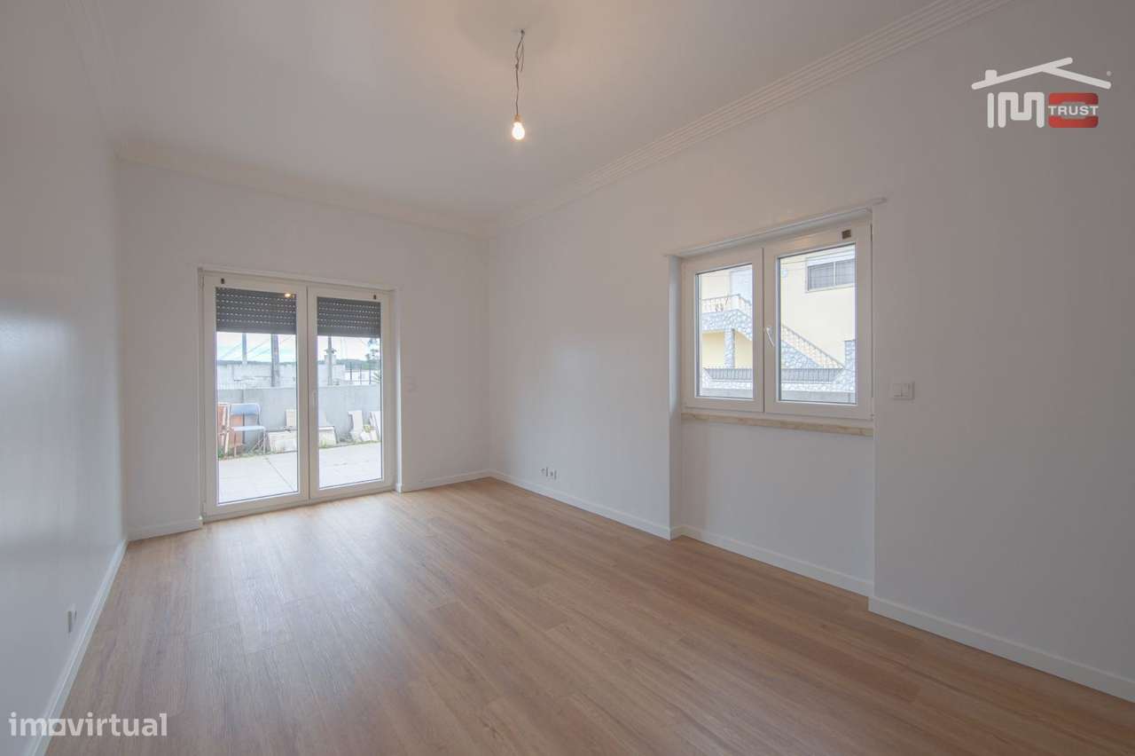 Moradia T4 de Excelência com Box para 4 Viaturas e Ótimos Acessos-6