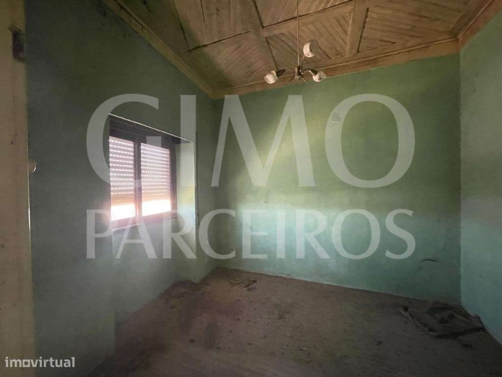 Moradia T4 para Remodelar em Oliveirinha + Terreno a poucos minutos...-23