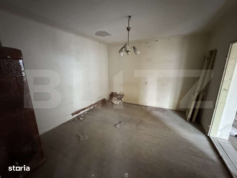 Oportunitate investitie: casa veche + teren 1.096 mp in Barabant, lang - Imagine principală: 5/7