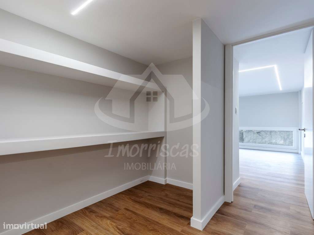 T3 Duplex Remodelado com Entrada Independente no Centro de Sacavém-30