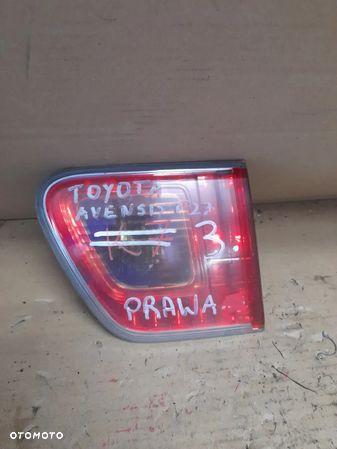 lampa lewa w klapę toyota avensis t27 - 1