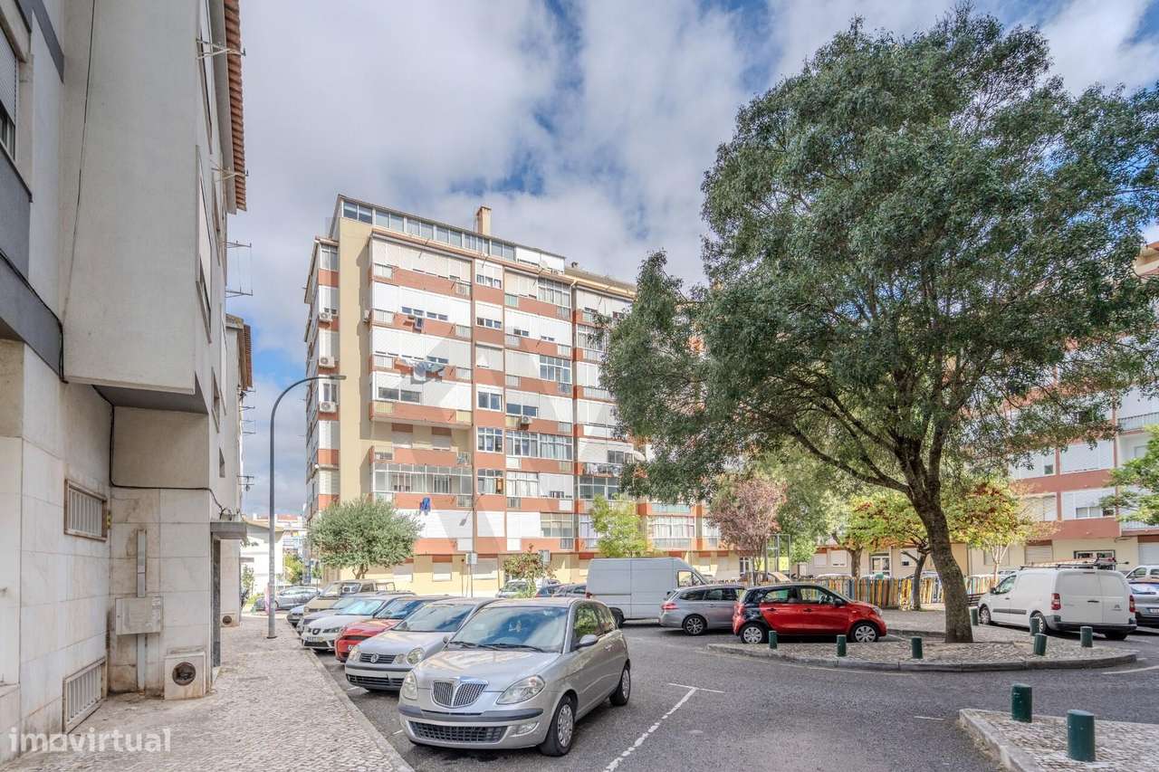 Luminoso Apartamento com Duas Frentes e Orientação Sul na Damaia – Pro-28