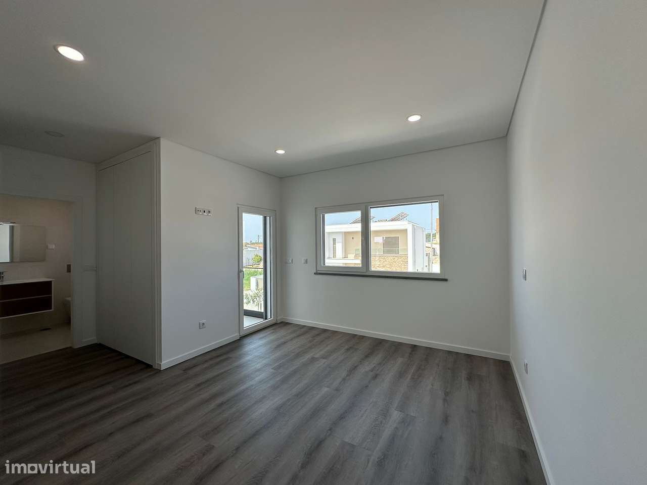 Moradia T3 com terraço e garagem, próxima a praias-13