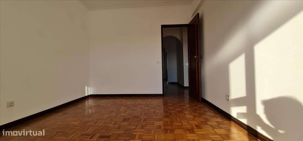 Apartamento T2 com Boa Exposição Solar em Rio de Mouro-10