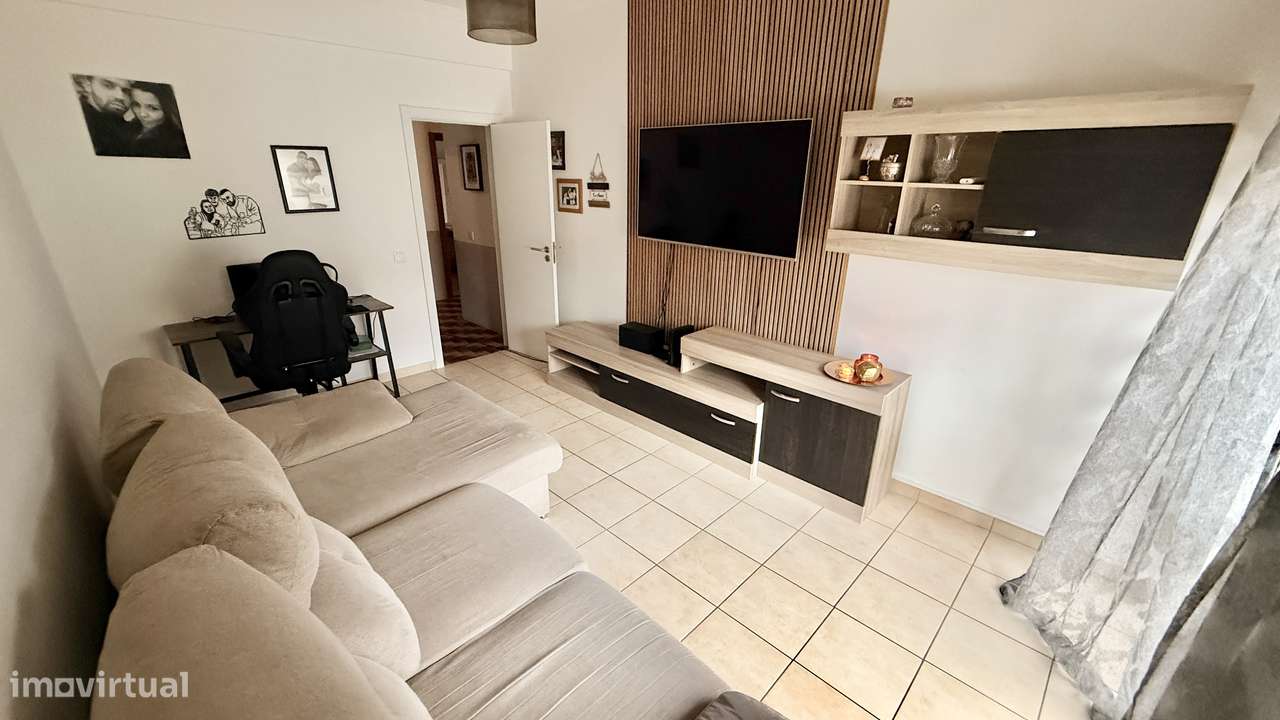 Apartamento T2 espaçoso com 2 varandas, próximo de tudo!-0