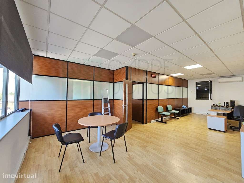 Amplo Armazém com escritórios na Nacional 10, Alverca do Ribatejo - Grande imagem: 5/48