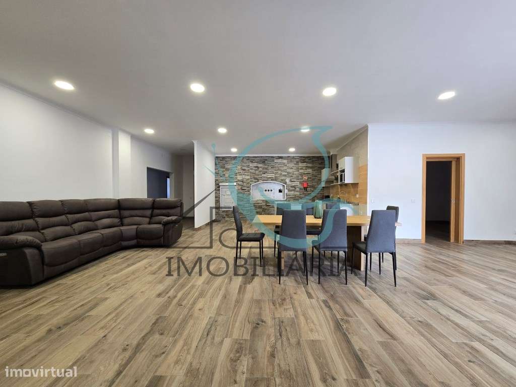 EXCLUSIVO - Excelente moradia de 2 pisos, com licença AL-4