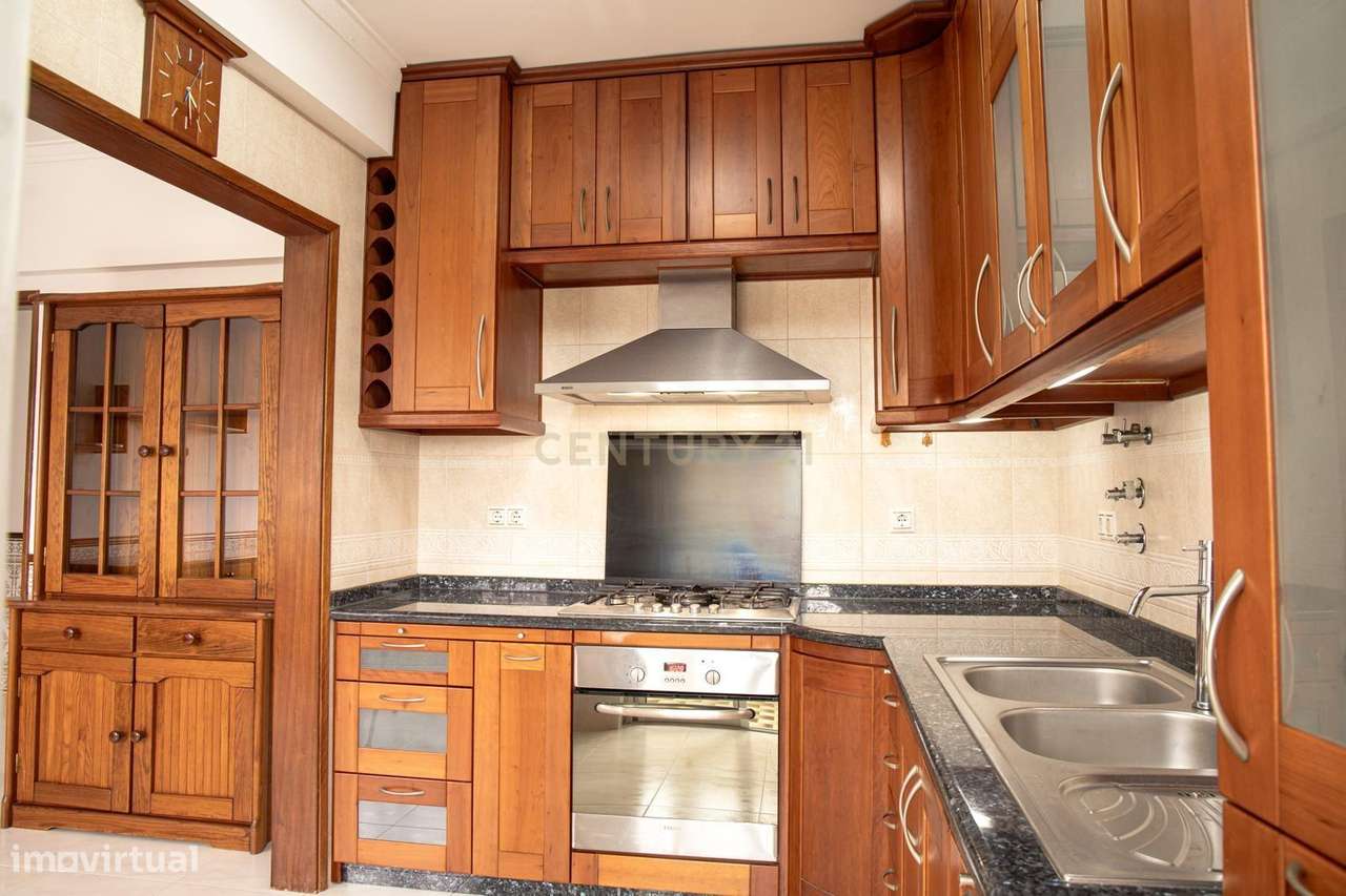 Apartamento T2 com Vista Panorâmica em Amora, Seixal-5