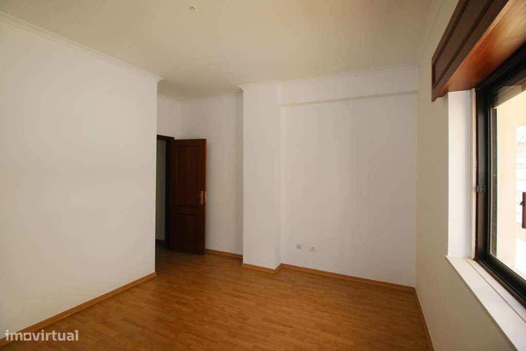 Espaçoso Apartamento T2 em Marvila com Estacionamento e Arrecadação-5