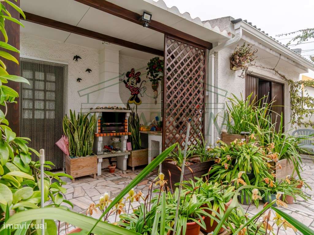 Moradia T5 centro da Charneca da Caparica-25