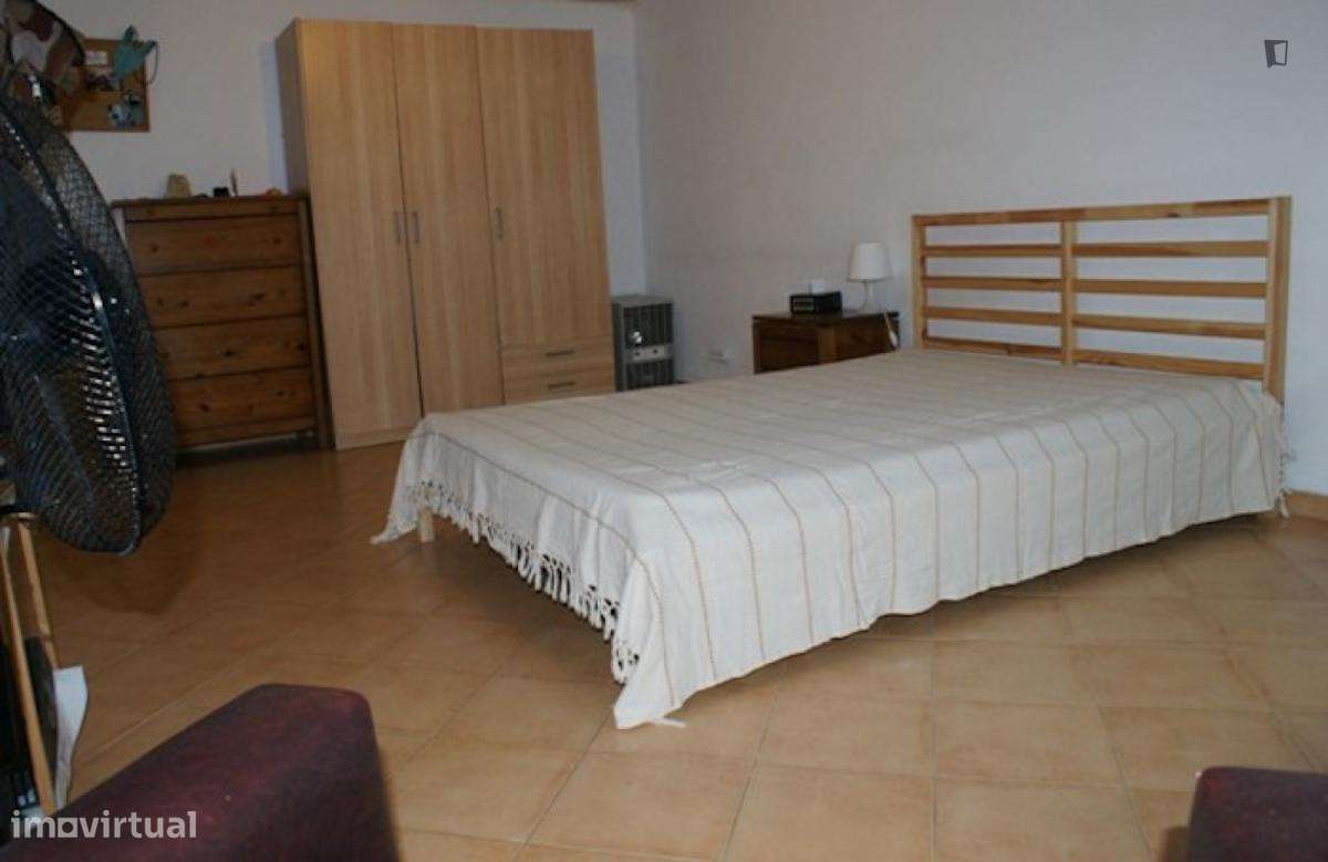 Quarto - localizado em Arregaça Coimbra - Grande imagem: 4/7