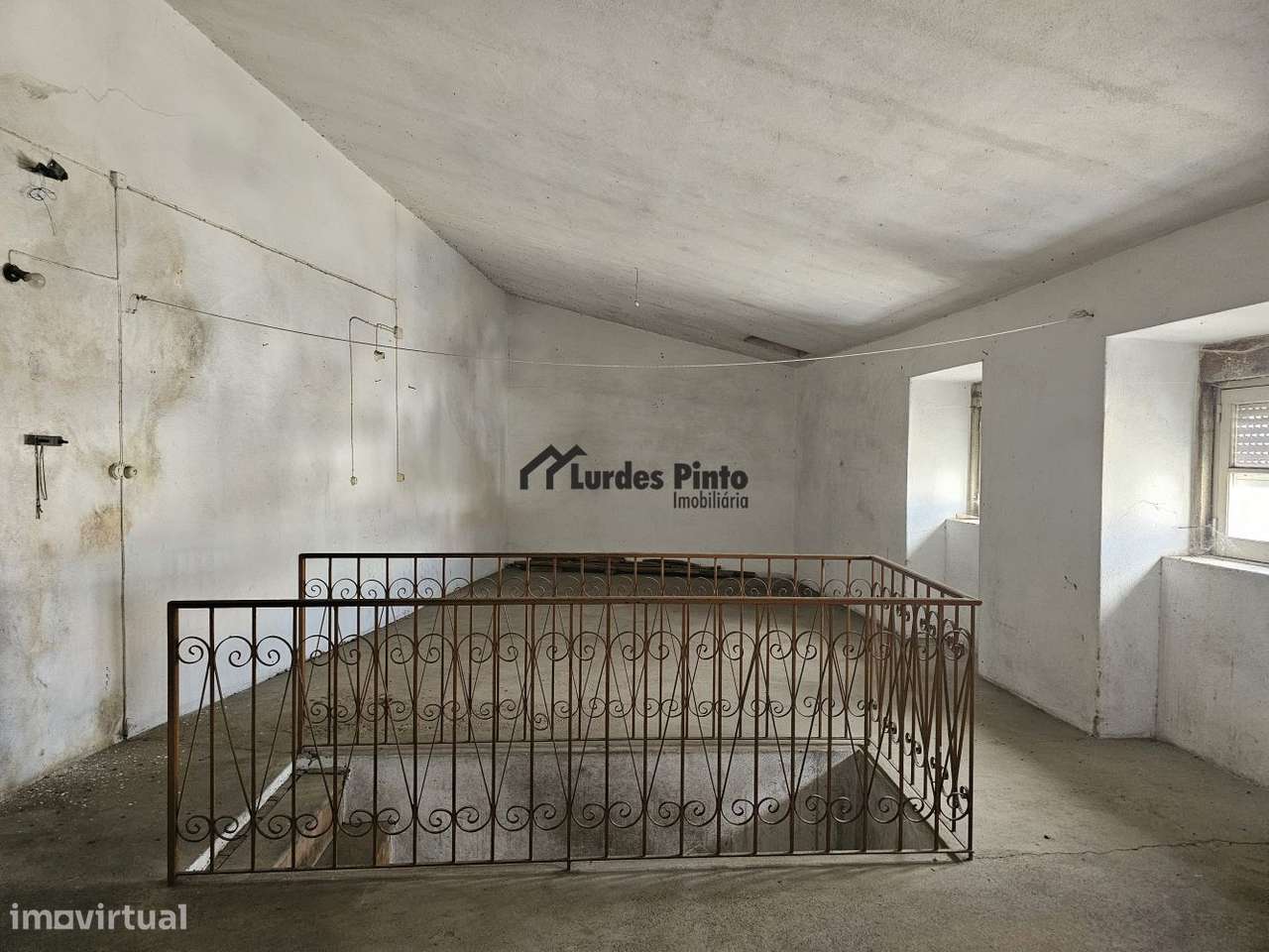 Moradia com possibilidade de seis T1-17