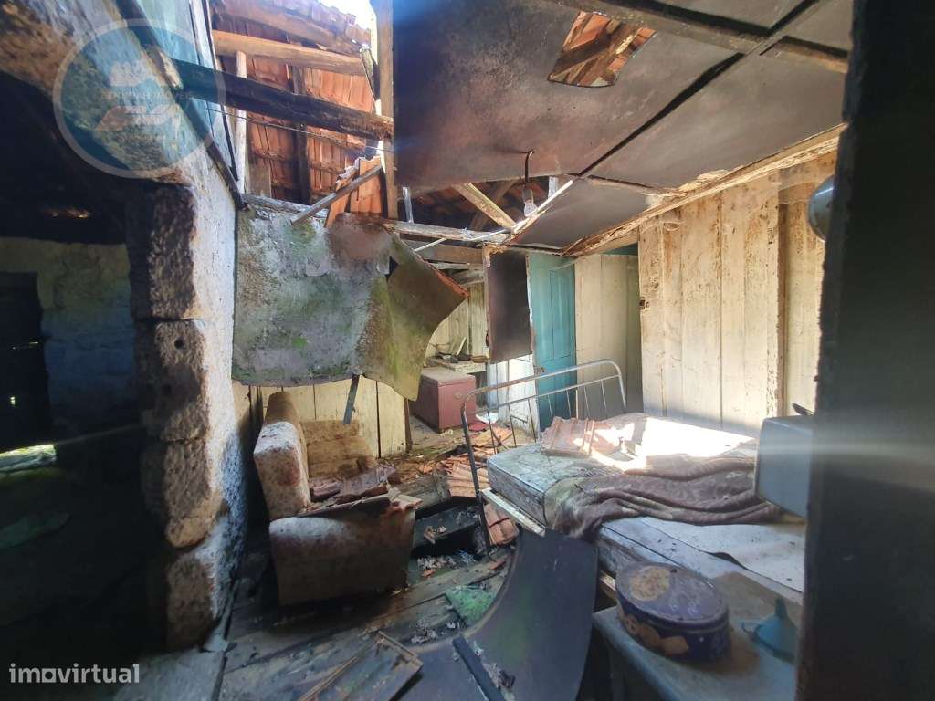 Quinta à venda para restauro em Arroteia freguesia de Rossas-32