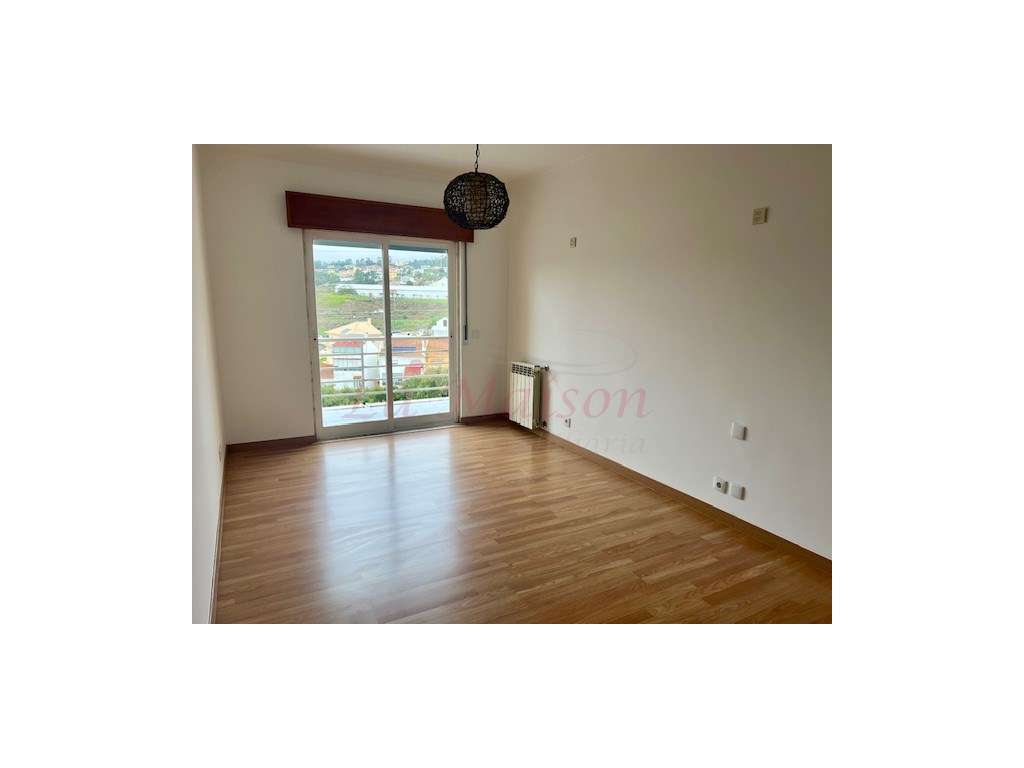 Apartamento T3+1 em Casal de Cambra-27