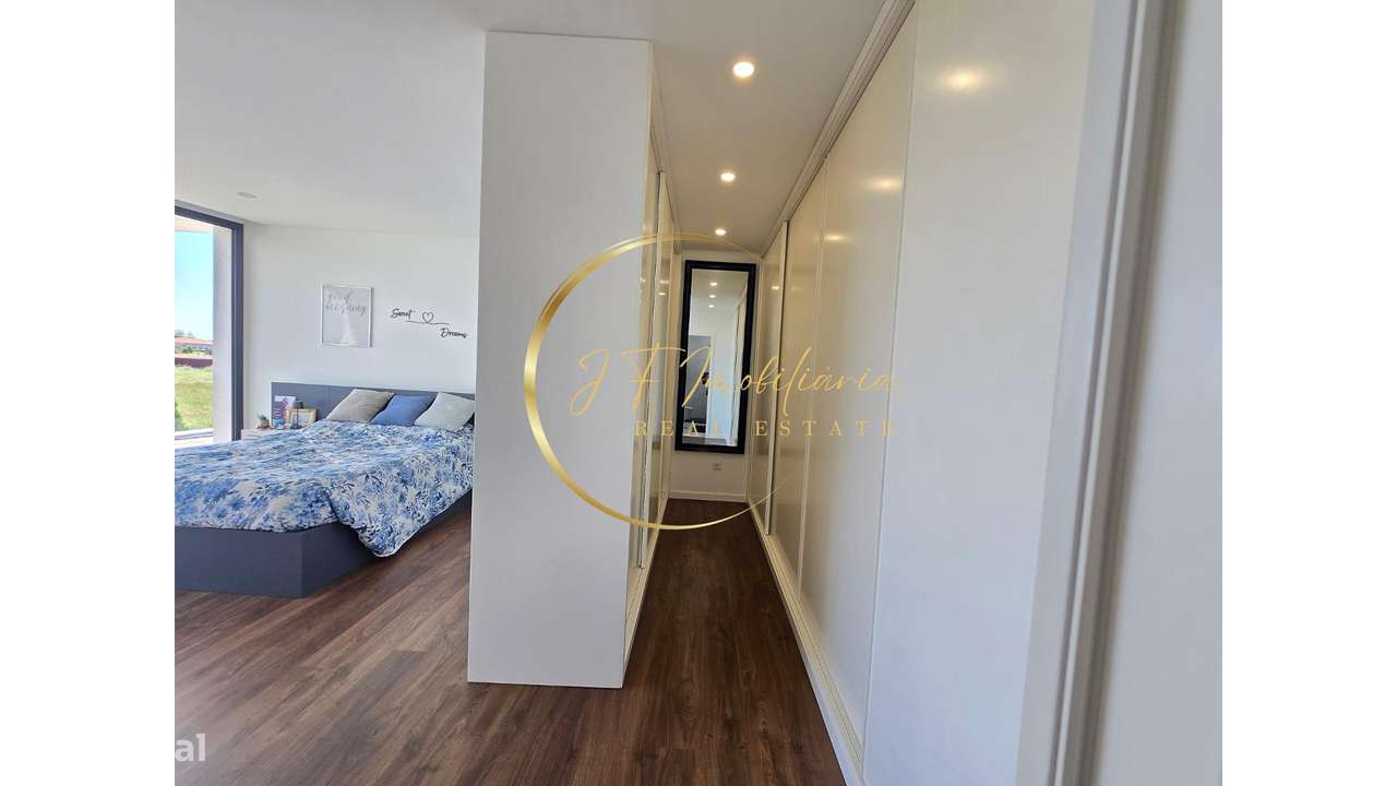 Moradia T4 de Luxo com Jardim-31