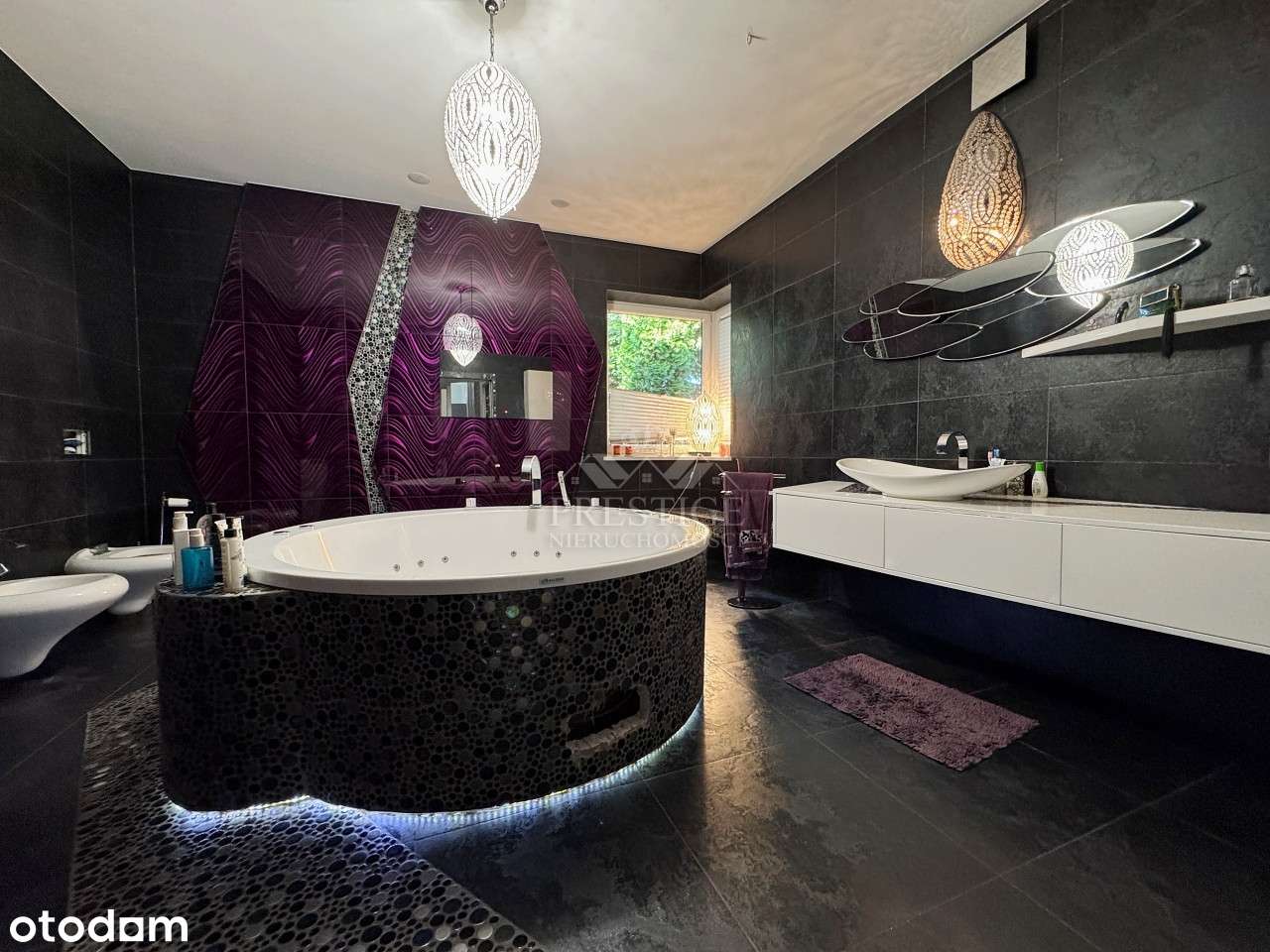 Dwa domy, siedlisko ze stawem i halą, wśród lasu-13