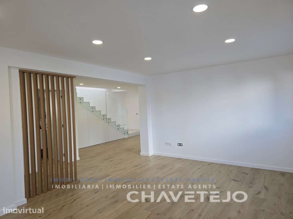 Moradia T4 Moderna c/ Garagem, estilo e Conforto a um Passo de Tomar-2