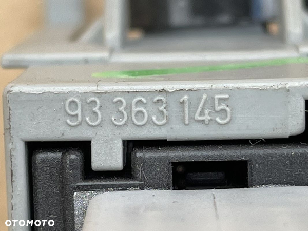 93363145 skrzynka bezpieczników Opel meriva a - 3