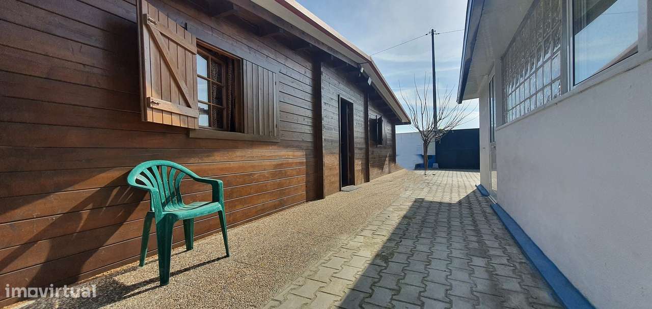 Lindíssima Moradia em Madeira inserida num terreno de 540m2 garagem-9