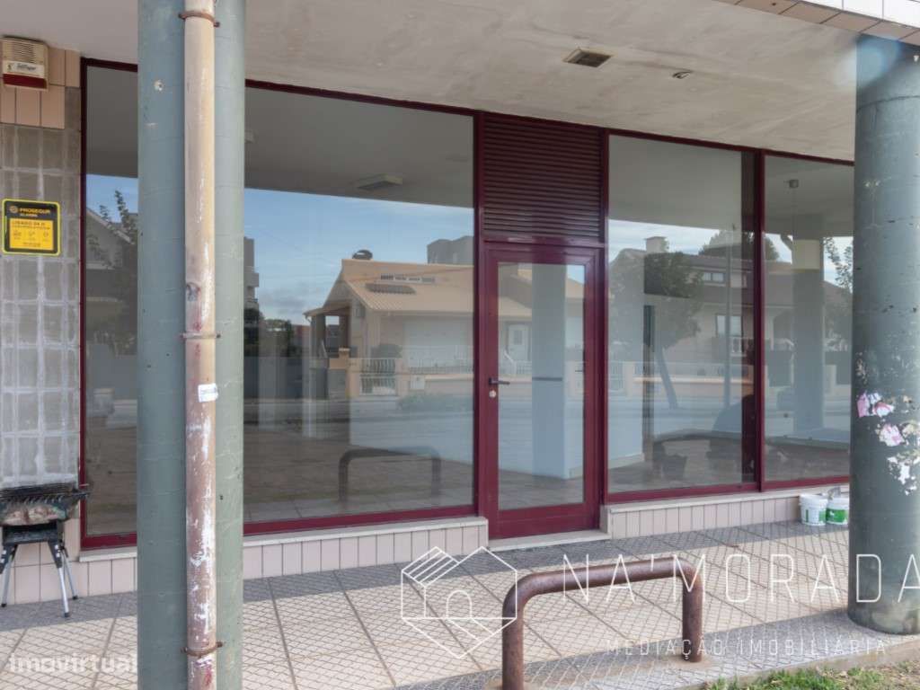 Loja com 82m2 c/ arrumos, convertível em habitação, para venda em L... - Grande imagem: 3/26