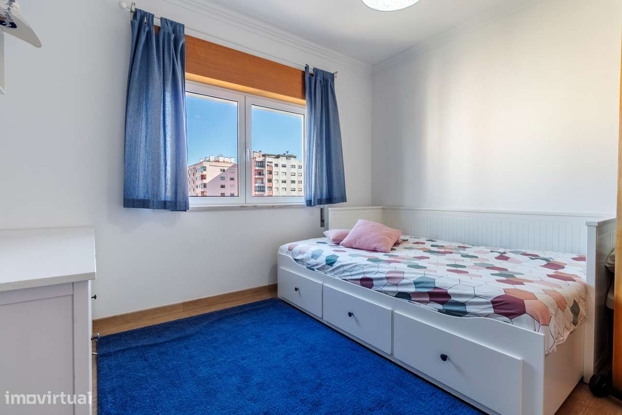 Apartamento T3 convertido em T2 c/ 2 Salas, Semi Remodelado em São Mar-24