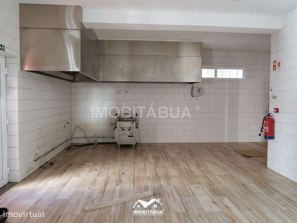 Espaço comercial com habitação T5 no centro da vila-44