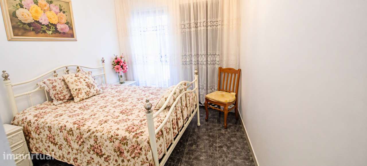 Moradia  T2 constituída por 2 pisos com quintal e terraços-17