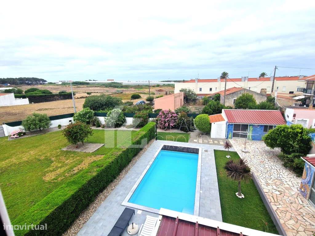 Moradia com Piscina em lote de 1.599 m² na Silveira-21