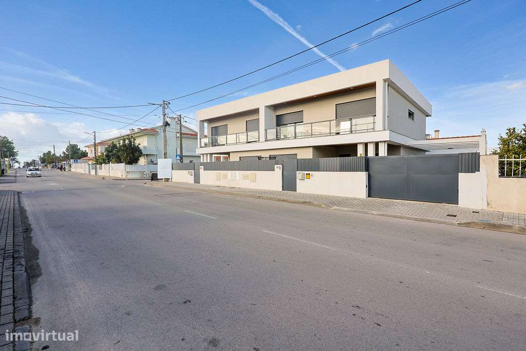 Moradia T4 com jardim, Fernão Ferro - Grande imagem: 2/32