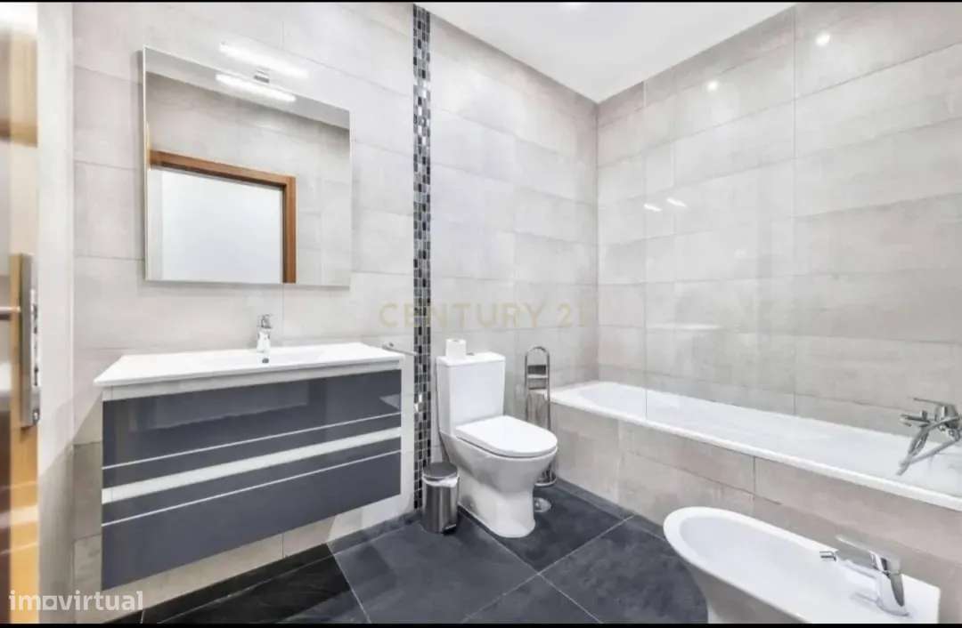 Moderna Moradia T4 com piscina e ginásio no Cerro Azul-20