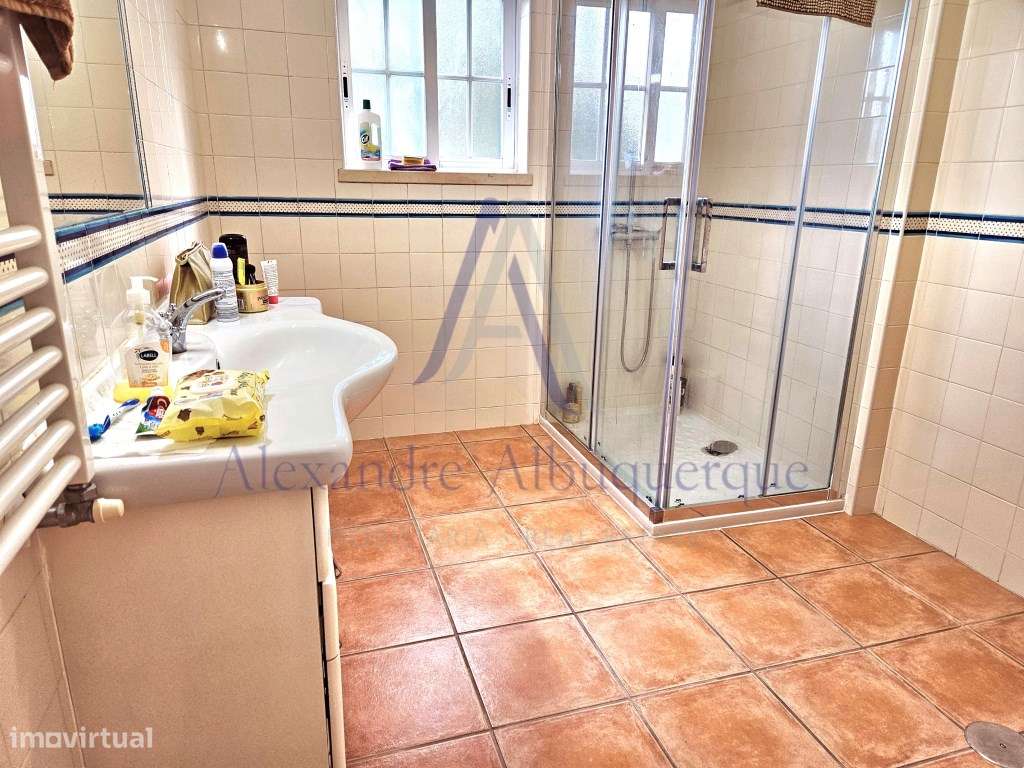 Moradia Isolada T4 de Prestígio com Piscina e Jardim-17