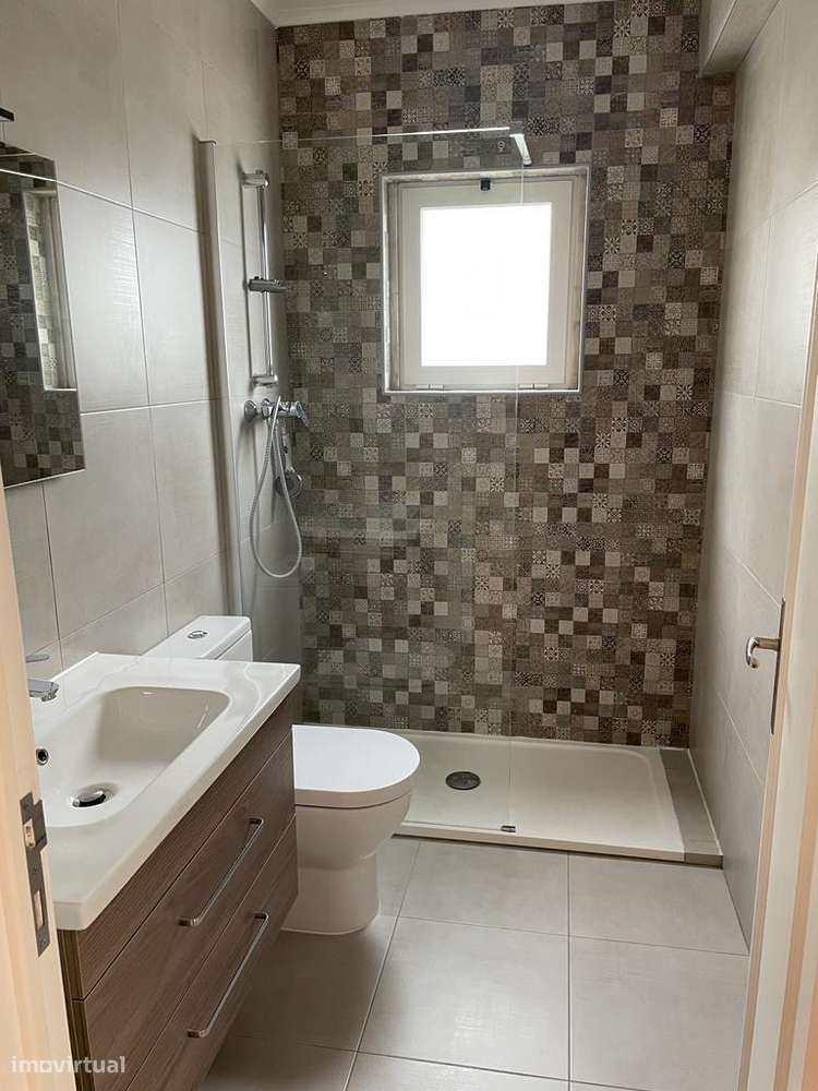 1 Quarto disponível na Rua Doutor António José de Almeida - Grande imagem: 5/11